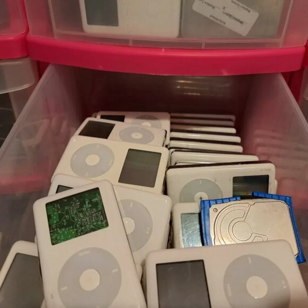 1X Apple iPod Classic 5th Generation 60GB with accessories White 1 Year Warranty